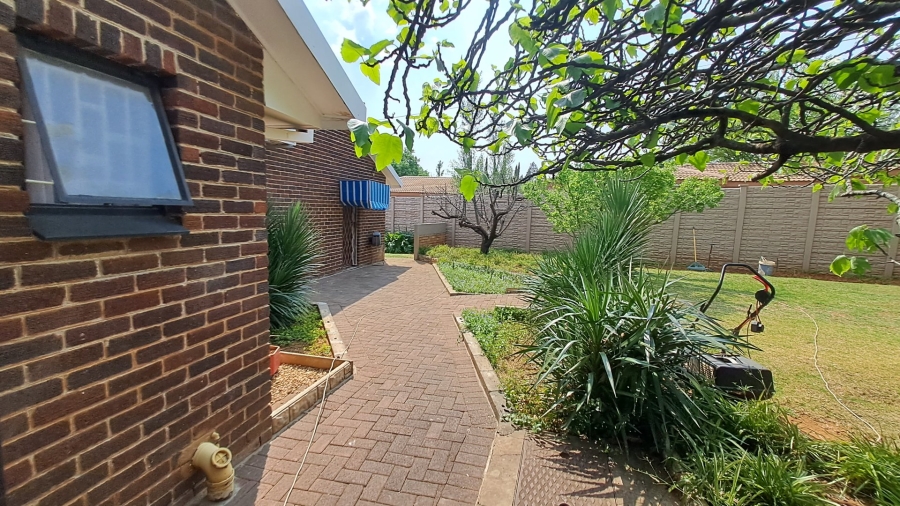 5 Bedroom Property for Sale in Langenhovenpark Free State